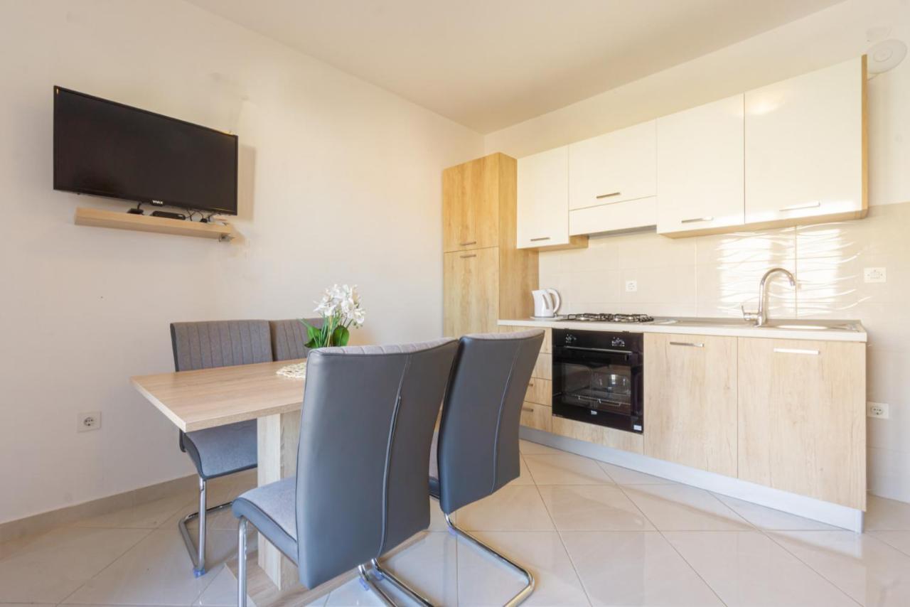 Apartment And Room Bacic Метайна Экстерьер фото