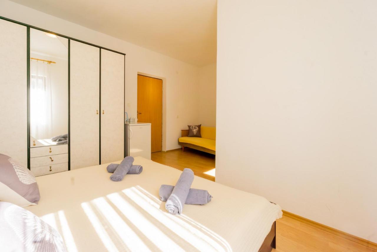 Apartment And Room Bacic Метайна Экстерьер фото
