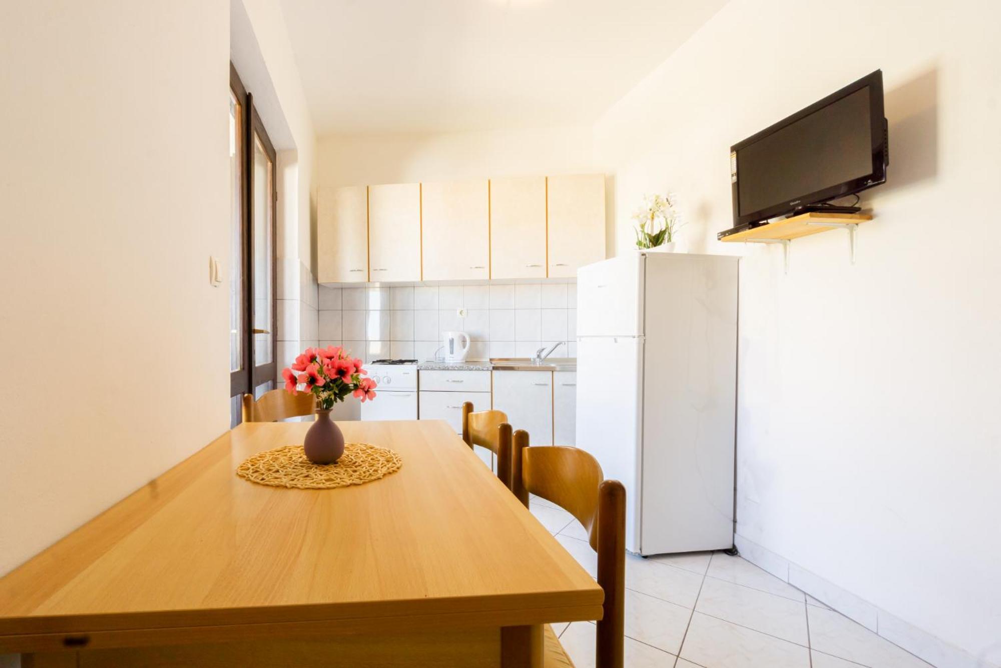 Apartment And Room Bacic Метайна Номер фото
